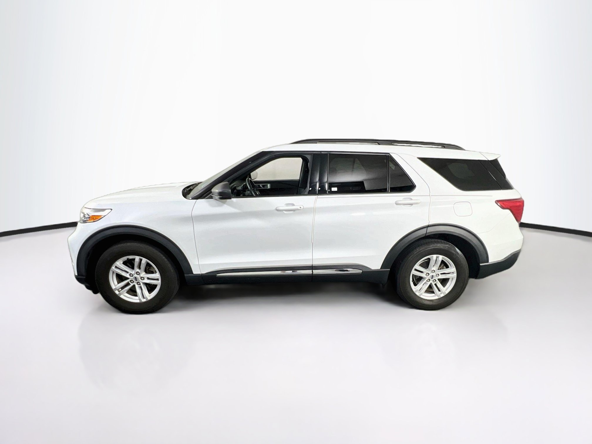 Used 2020 Ford Explorer XLT w/ Equipment Group 202A AWD/4WD image 8