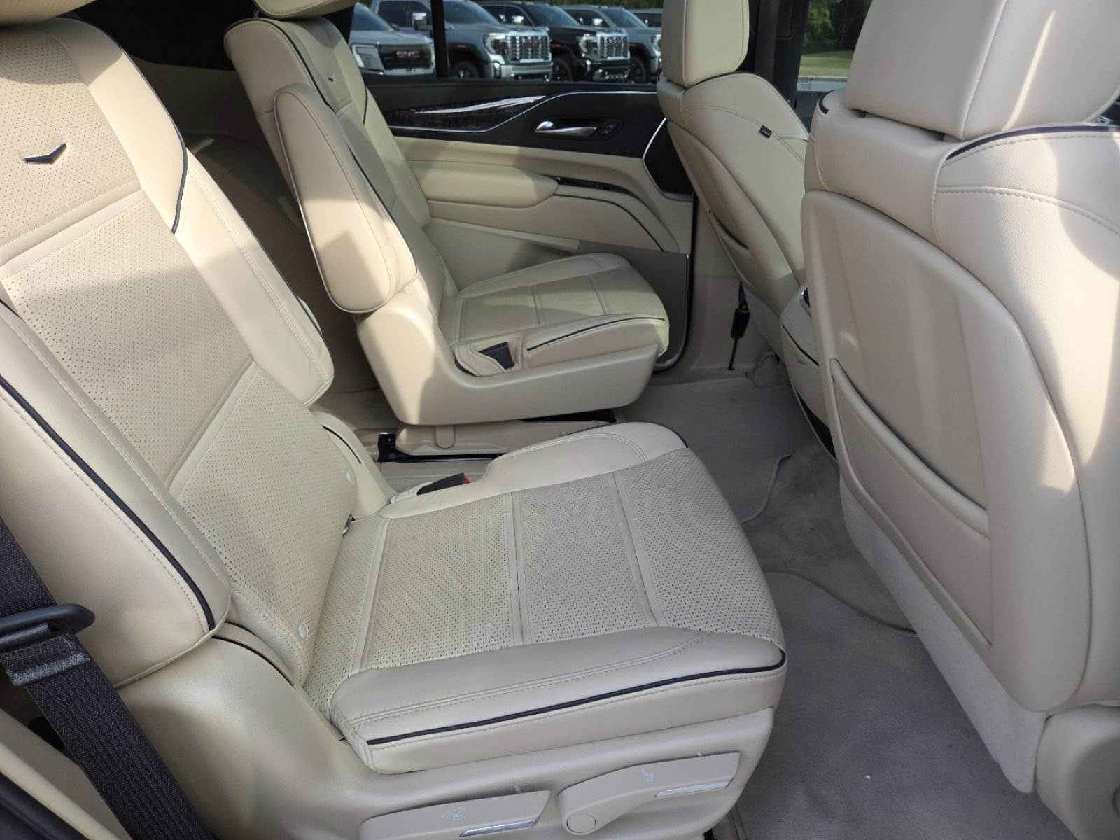 Used 2022 Cadillac Escalade Premium Luxury RWD image 24