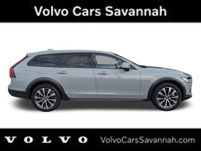 Used 2024 Volvo V90 B6 Cross Country Plus image 3