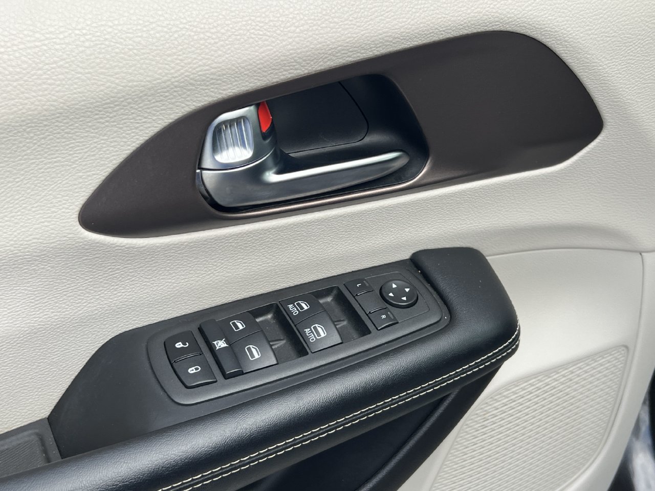 Used 2022 Chrysler Voyager LX FWD image 9