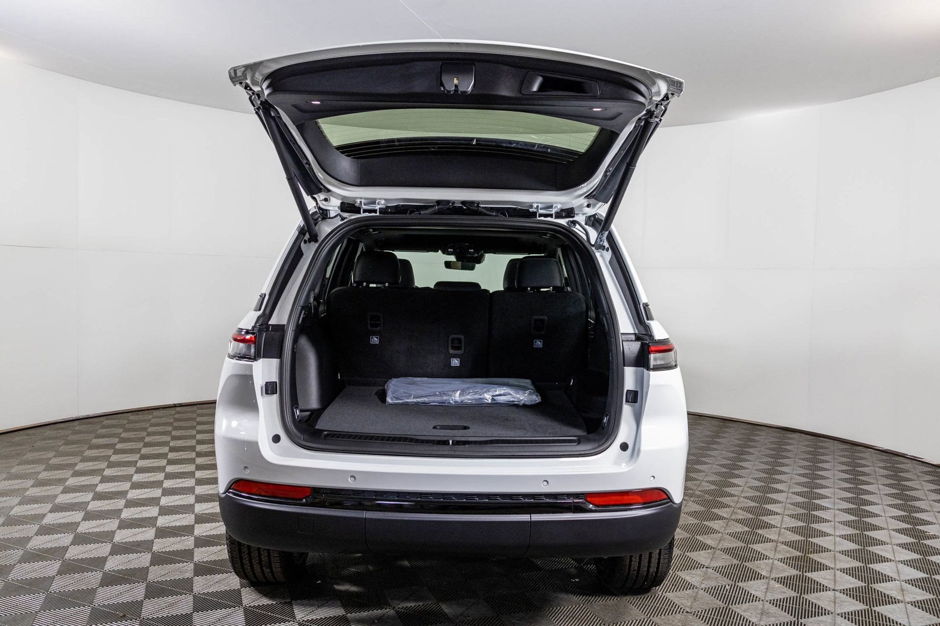 New 2025 Jeep Grand Cherokee Laredo image 32