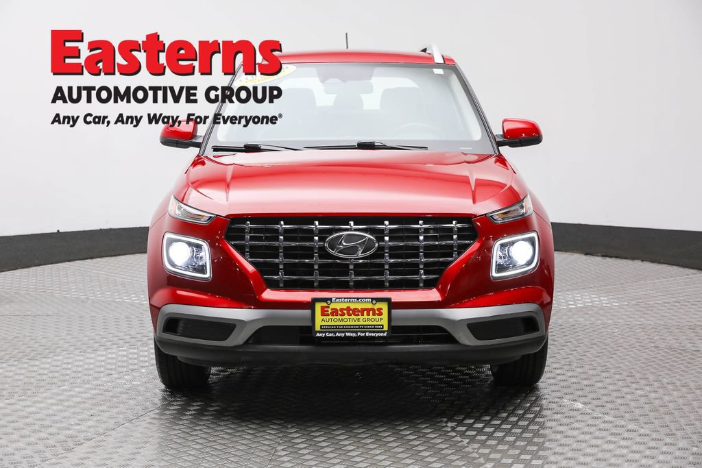 Used 2023 Hyundai Venue Limited FWD image 2