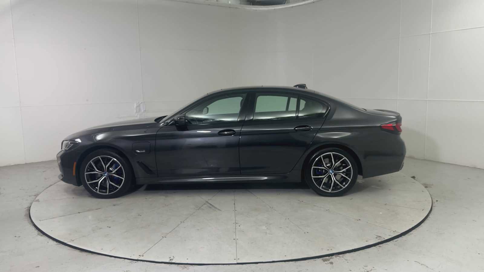 Used 2023 BMW 530e xDrive w/ Premium Package AWD/4WD image 5