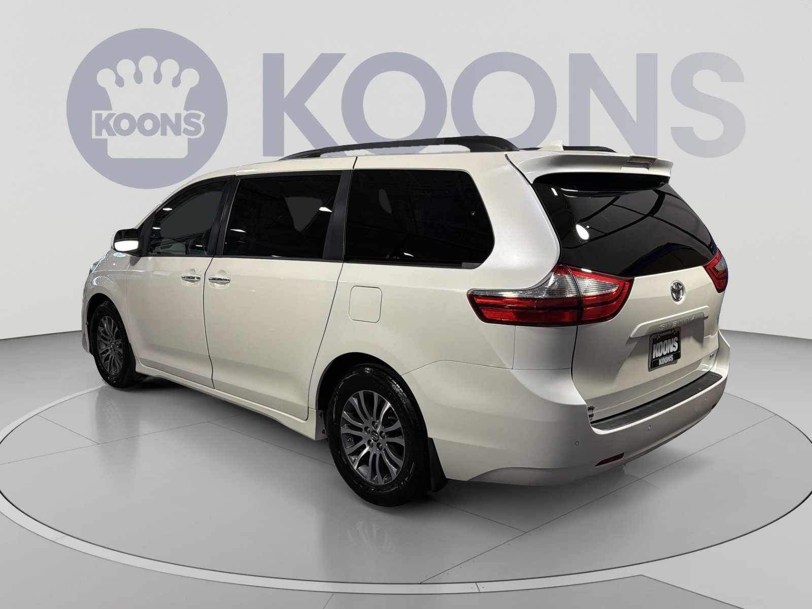Used 2018 Toyota Sienna XLE Premium FWD image 4