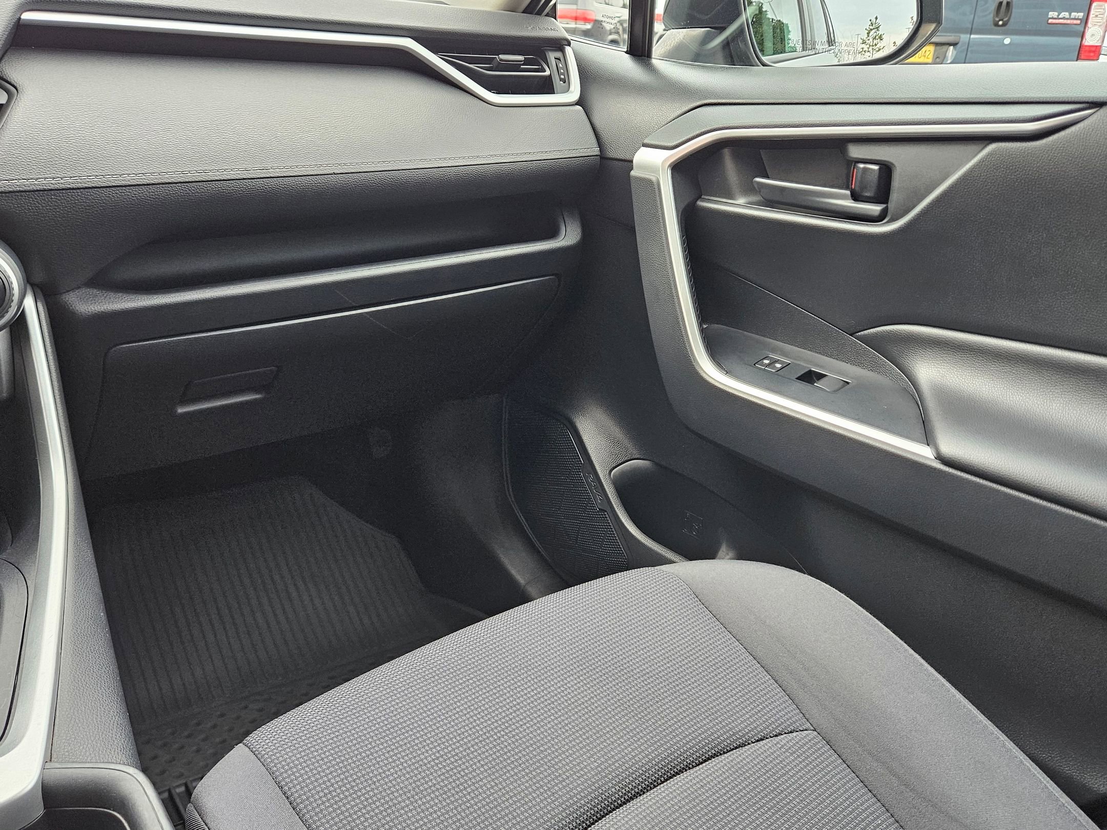 Used 2019 Toyota RAV4 LE w/ Carpet Mat Package image 11