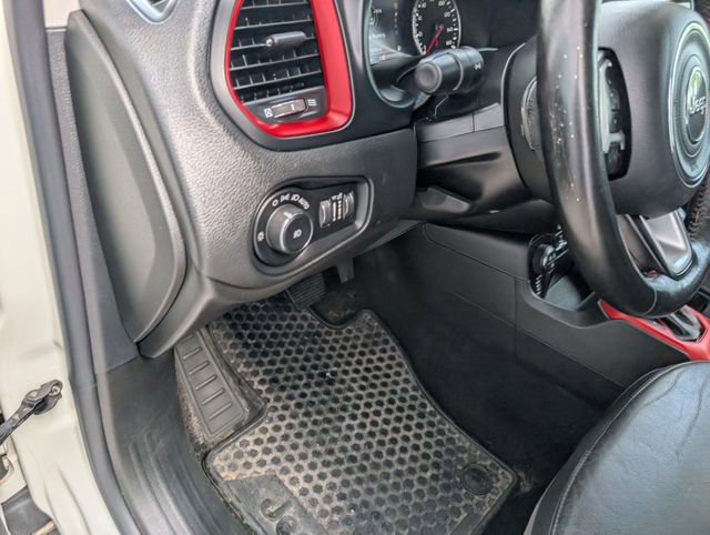 Used 2016 Jeep Renegade Trailhawk w/ Premium Trailhawk Package AWD/4WD image 11