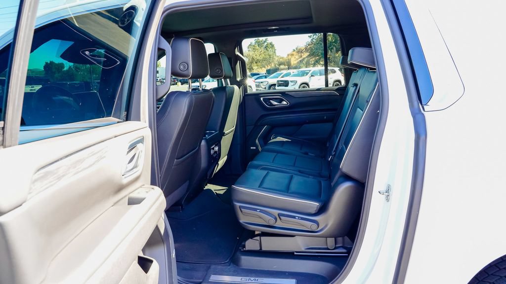 Used 2023 GMC Yukon XL SLT AWD/4WD image 12