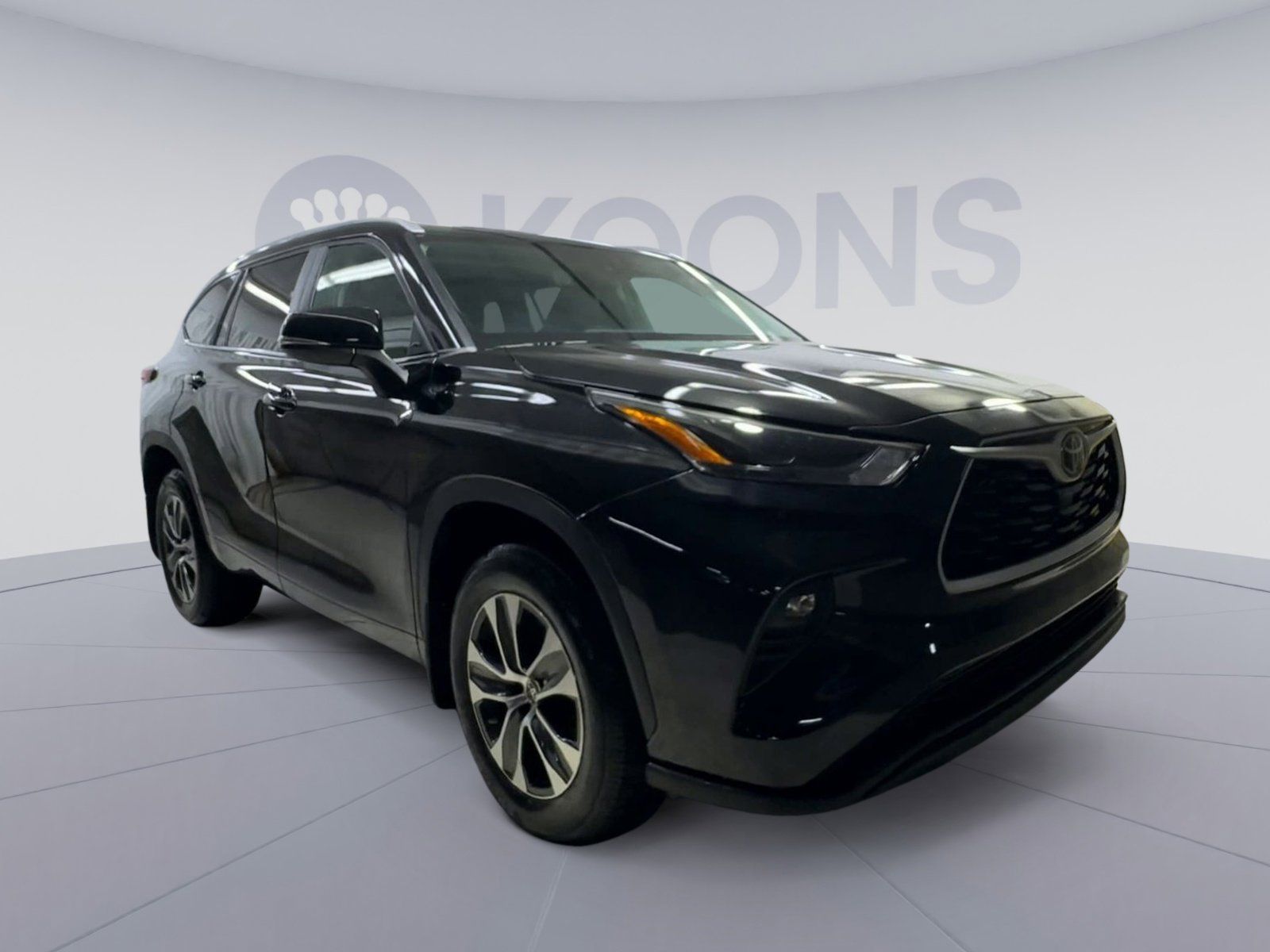 Used 2023 Toyota Highlander XLE AWD/4WD image 2