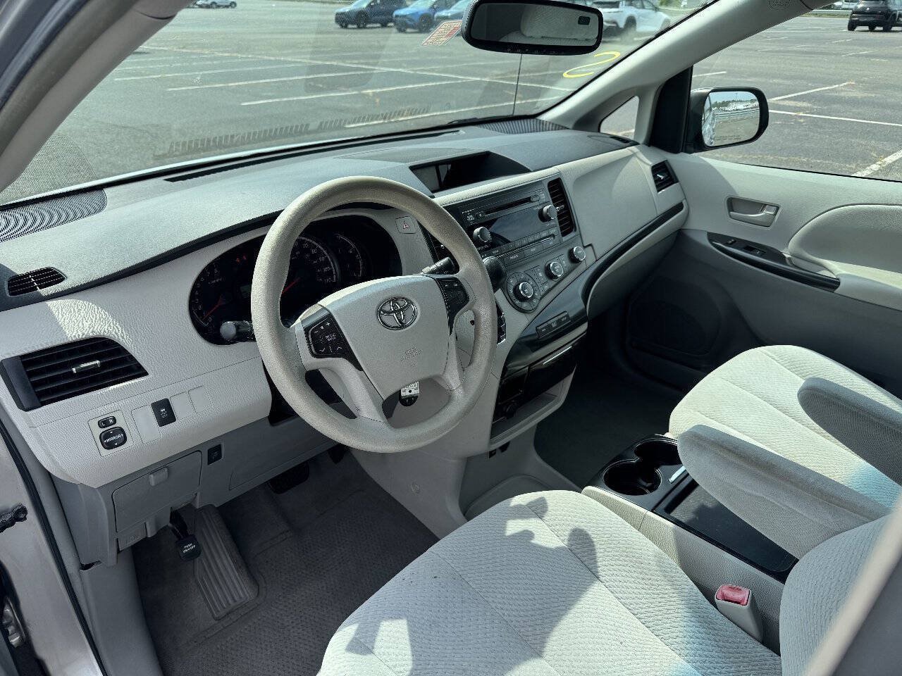 Used 2011 Toyota Sienna LE w/ Towing Pkg FWD image 13