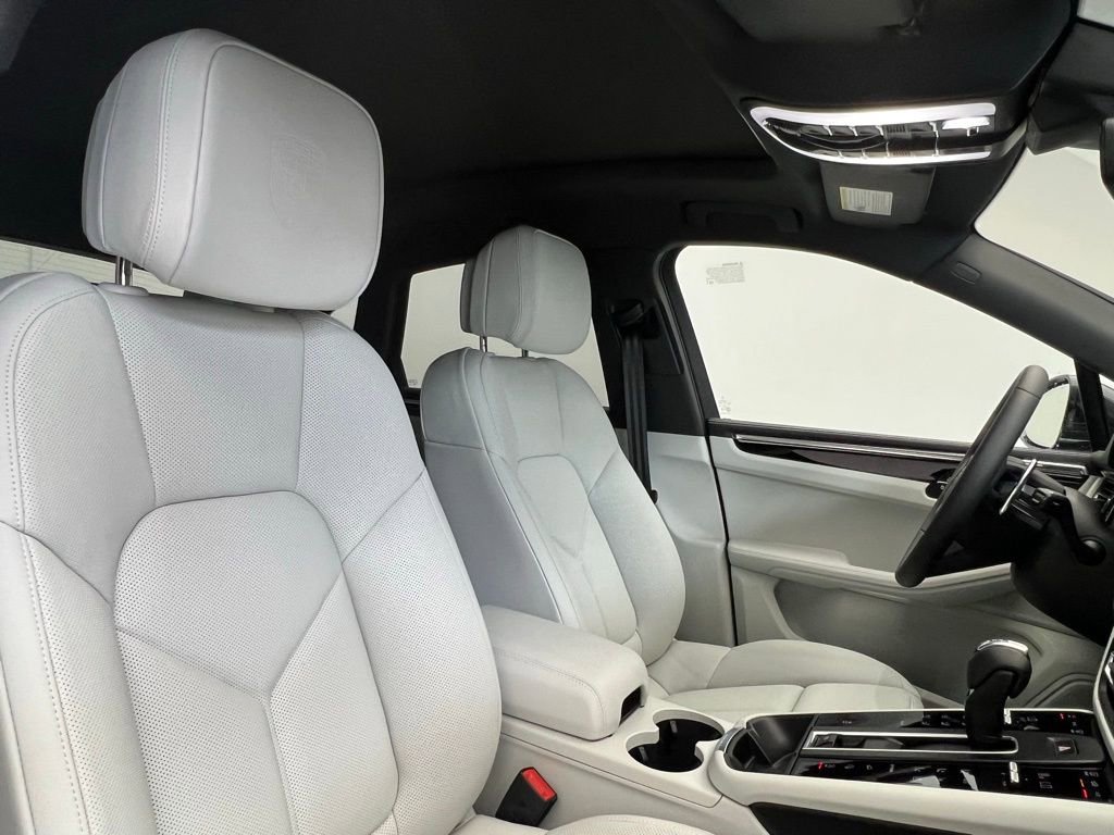 Used 2025 Porsche Macan image 18