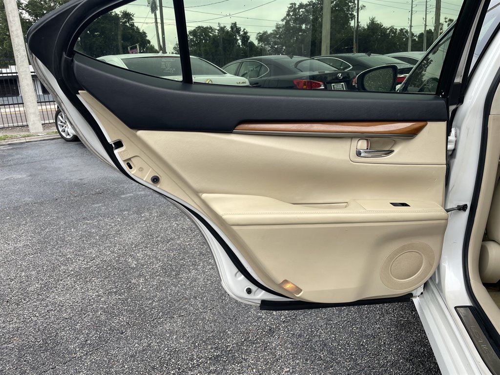 Used 2015 Lexus ES 300h w/ Navigation System Package FWD image 37