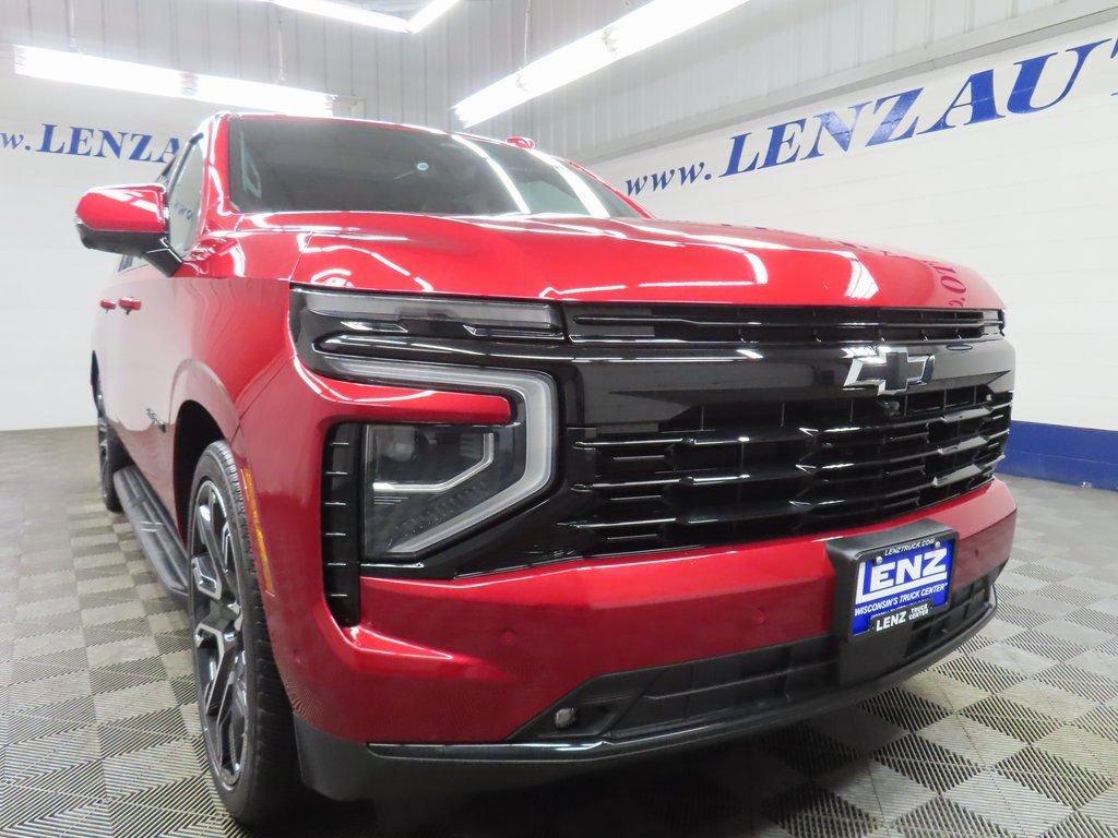 Used 2025 Chevrolet Suburban RST w/ Advanced Technology Package AWD/4WD video 3