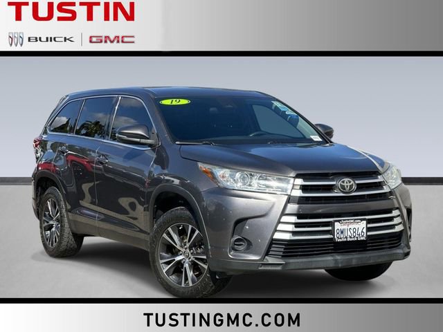 Used 2019 Toyota Highlander LE w/ Carpet Mat Package (TMS) image 1