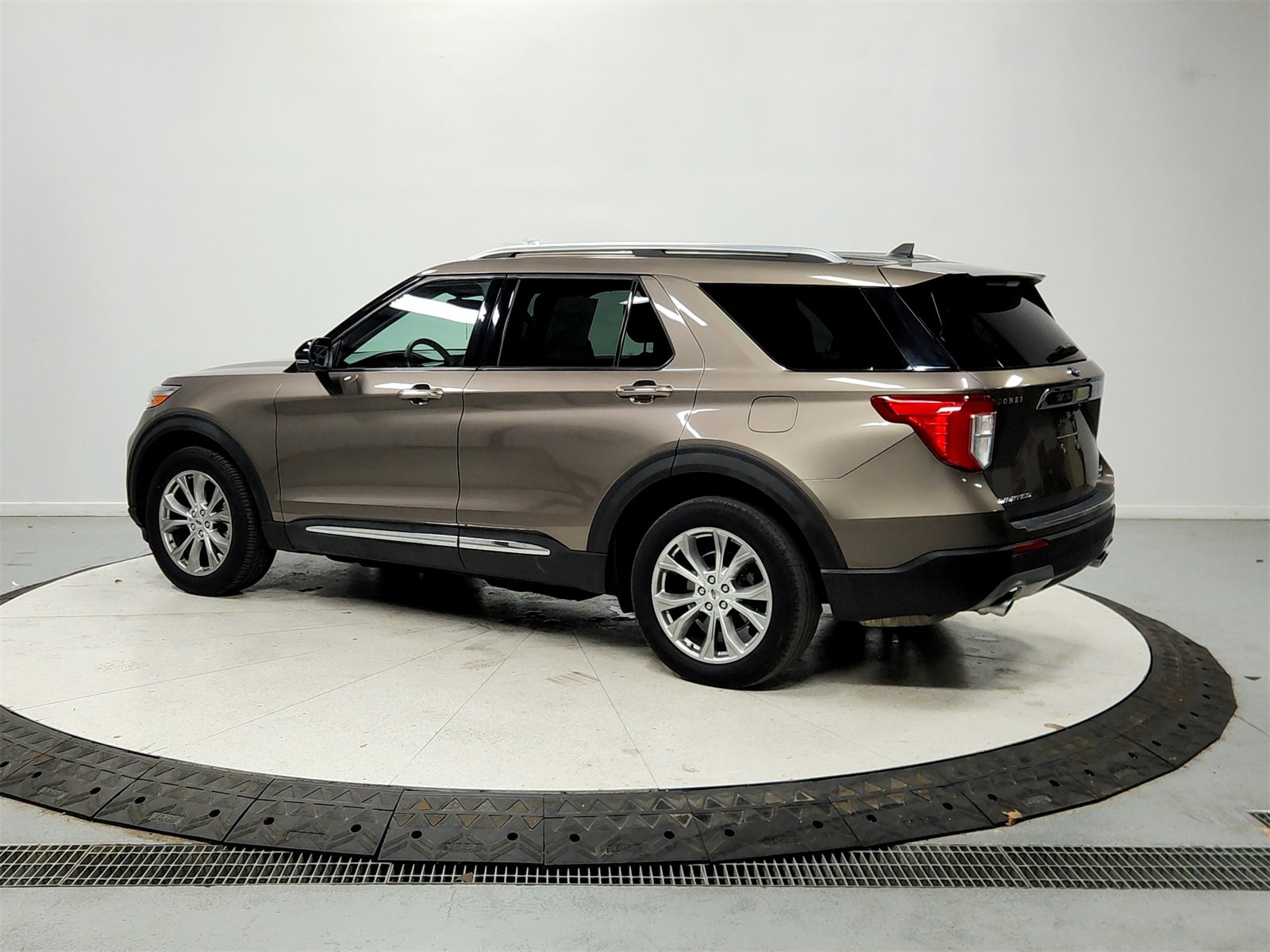 Used 2021 Ford Explorer Limited w/ Equipment Group 301A image 5