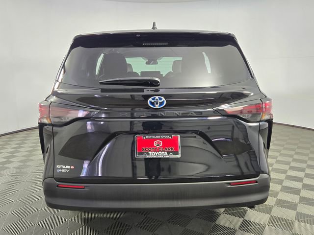 Used 2025 Toyota Sienna LE image 28