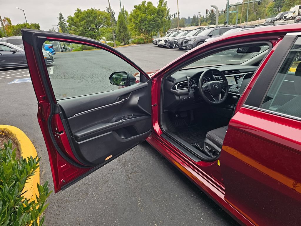 Used 2018 Toyota Camry LE FWD image 18