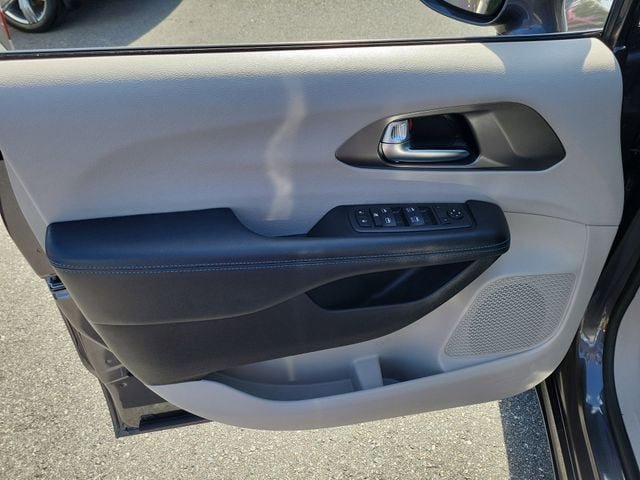 Used 2021 Chrysler Pacifica Touring FWD image 13