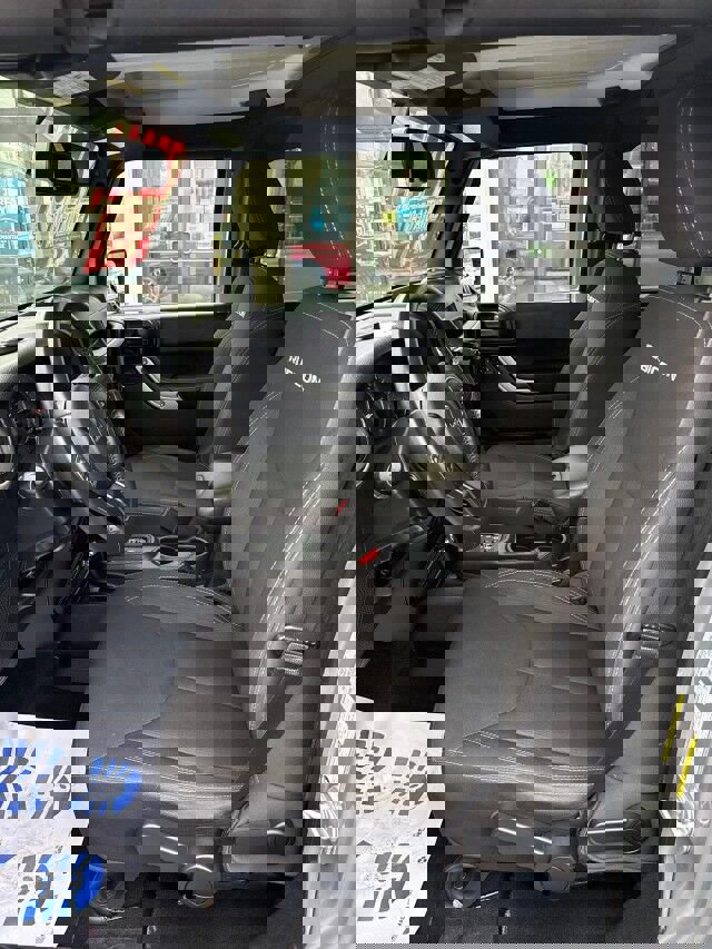 Used 2018 Jeep Wrangler Unlimited Rubicon w/ Connectivity Group image 10