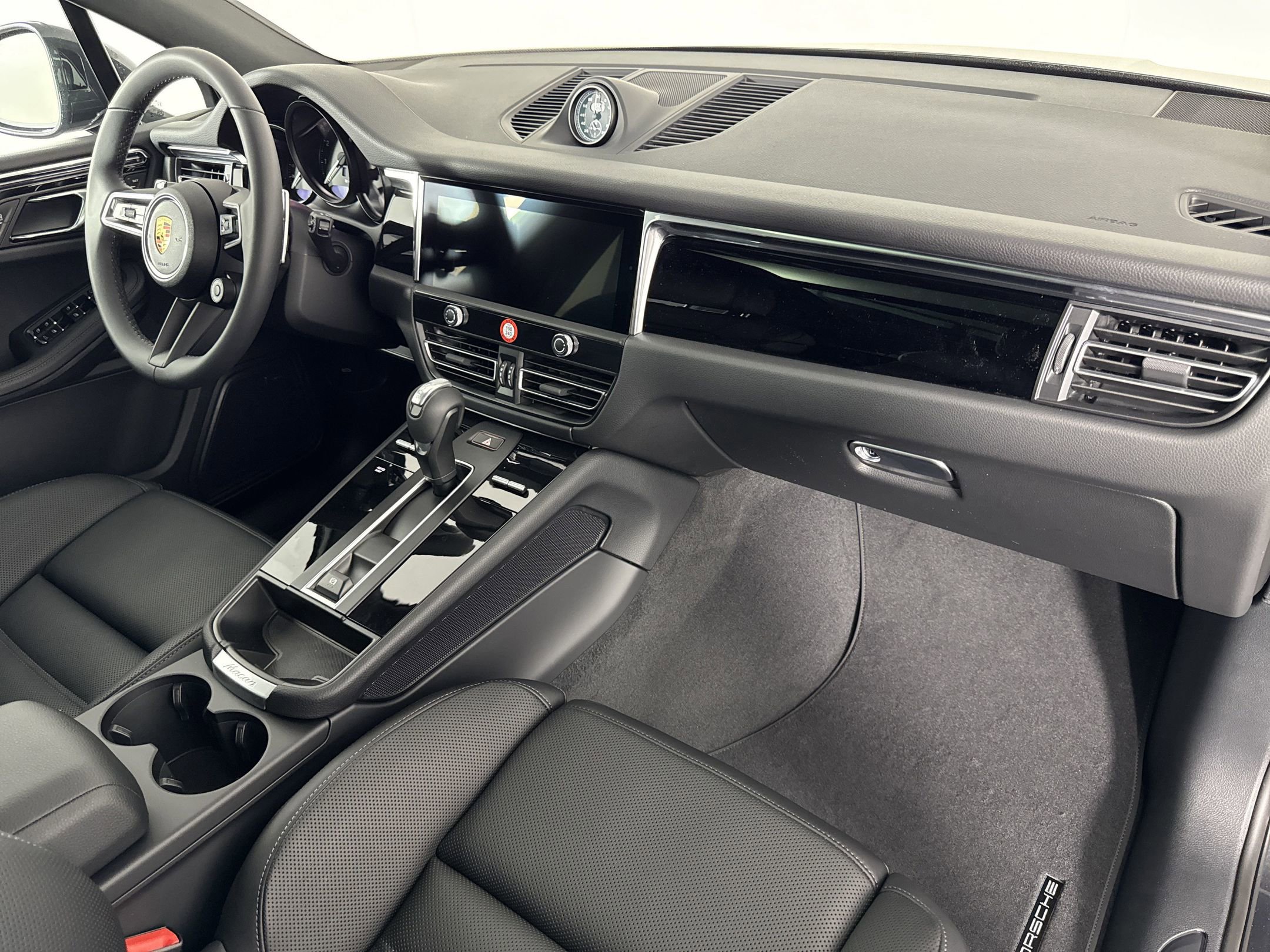 Certified 2025 Porsche Macan image 30