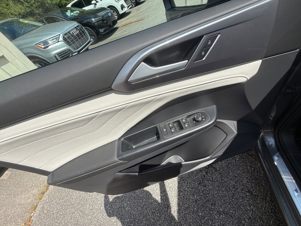 New 2025 Volkswagen Taos SEL image 32