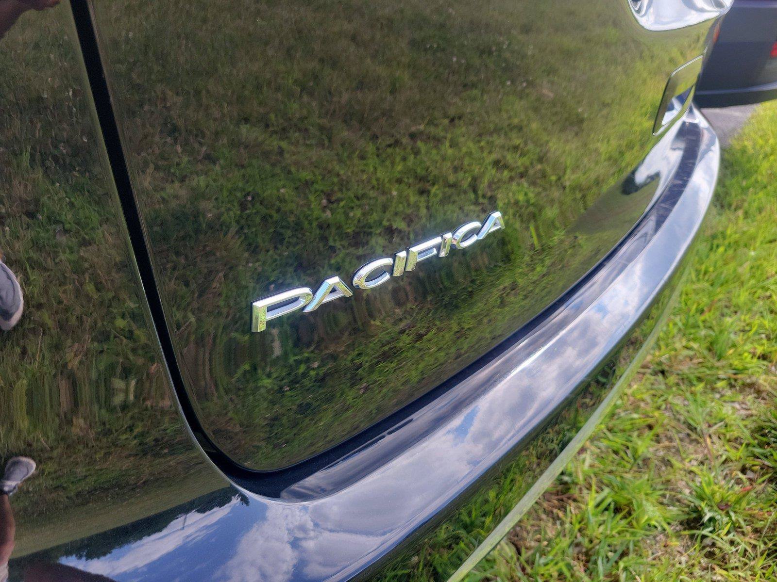 Used 2024 Chrysler Pacifica Touring-L FWD image 8
