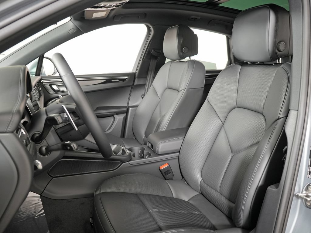 New 2026 Porsche Macan AWD/4WD image 5