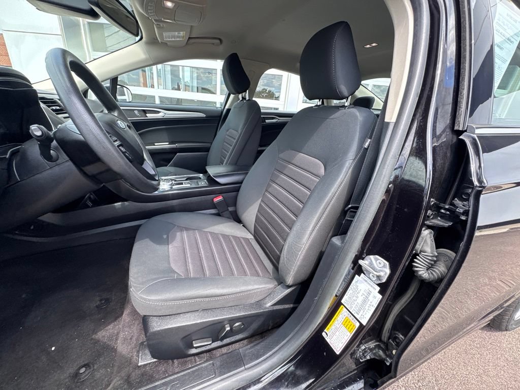 Used 2020 Ford Fusion SE FWD image 13