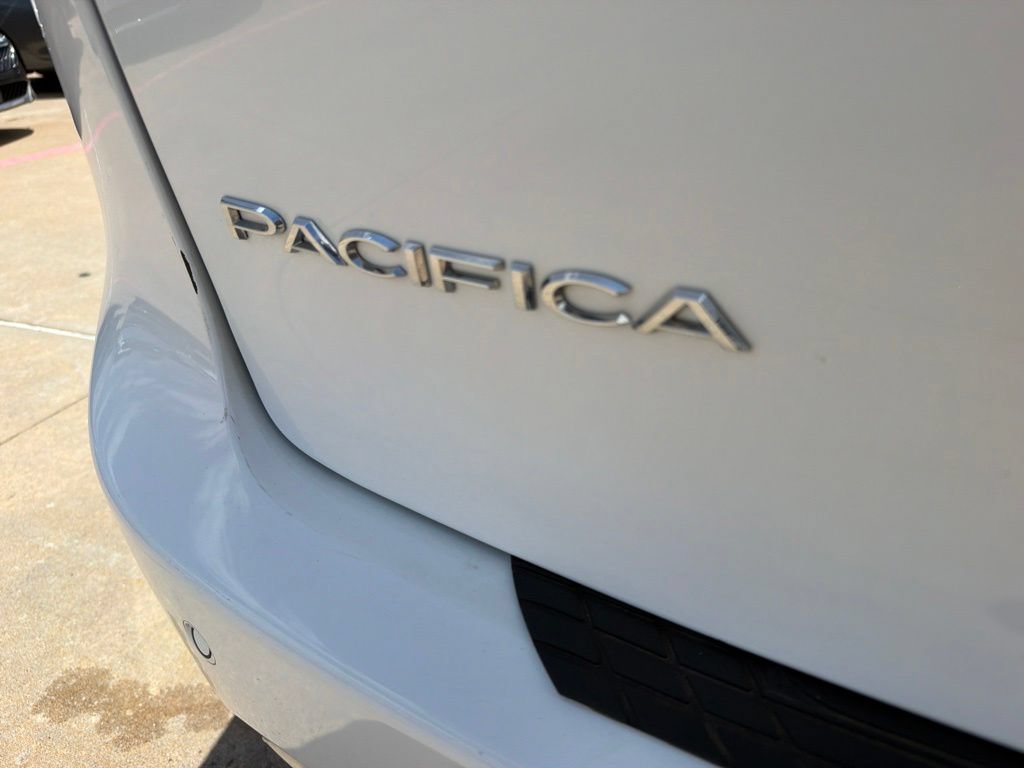 Used 2024 Chrysler Pacifica Touring FWD image 10