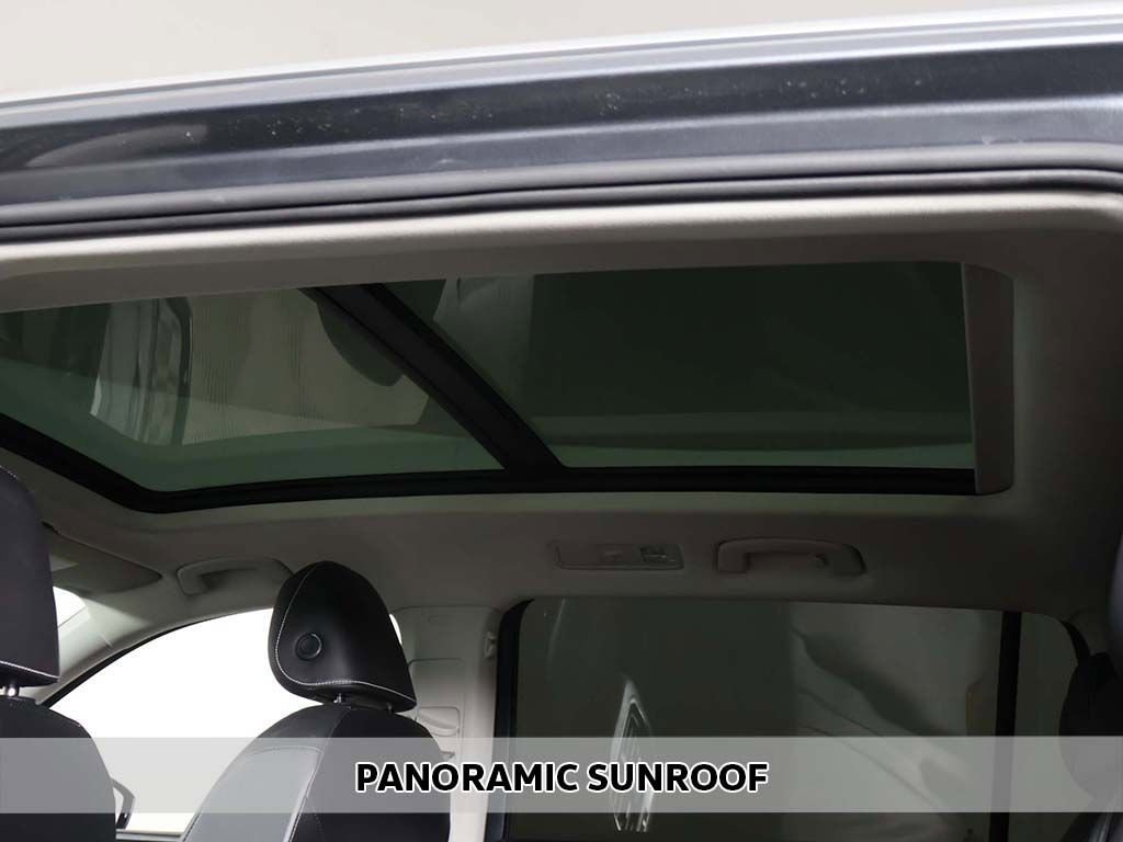 Used 2024 Volkswagen Tiguan SE w/ Panoramic Sunroof Package FWD image 4