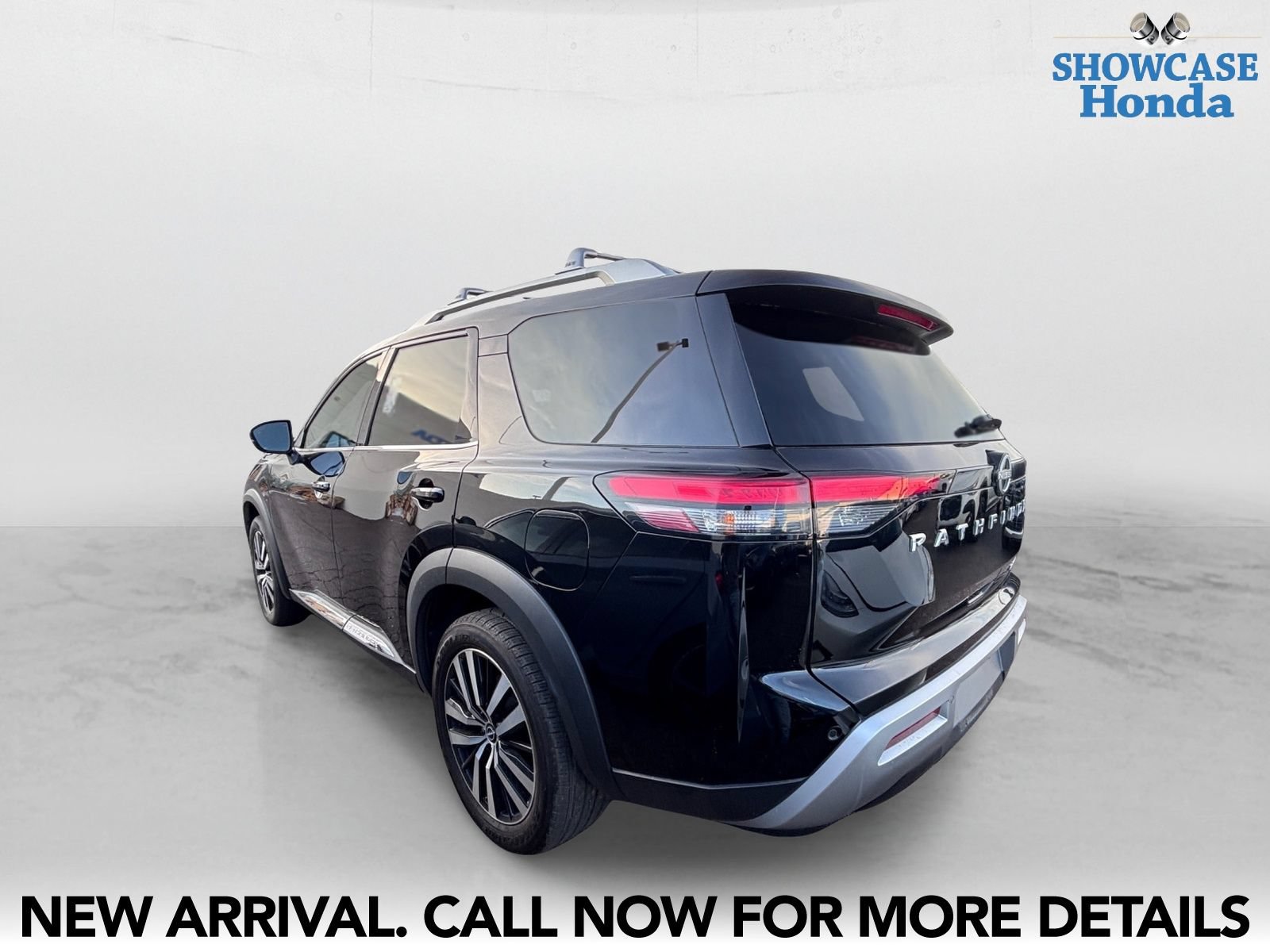 Used 2023 Nissan Pathfinder Platinum w/ Cargo Package FWD image 4