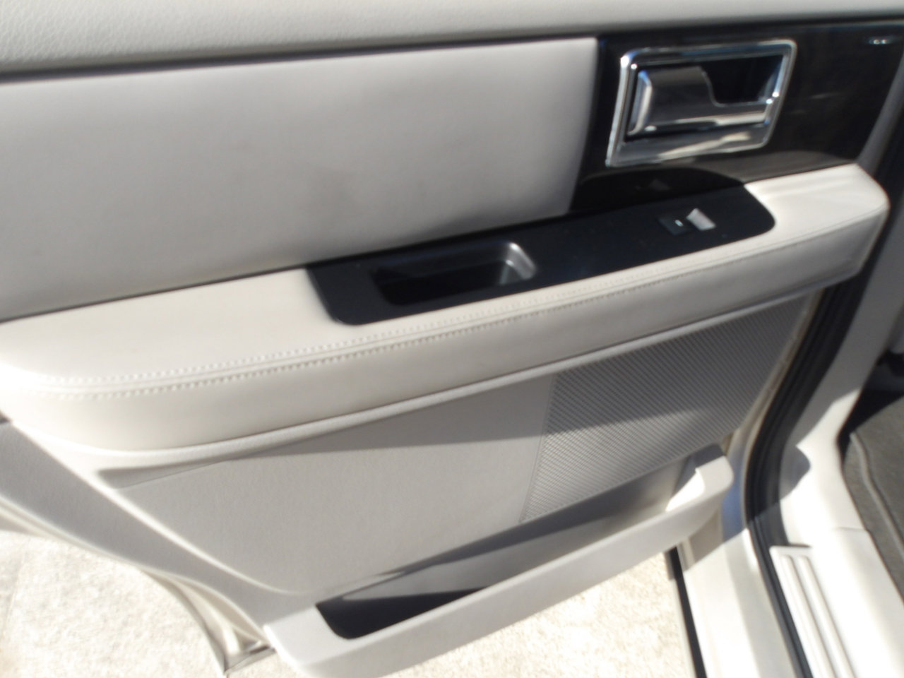 Used 2017 Lincoln Navigator Select image 16