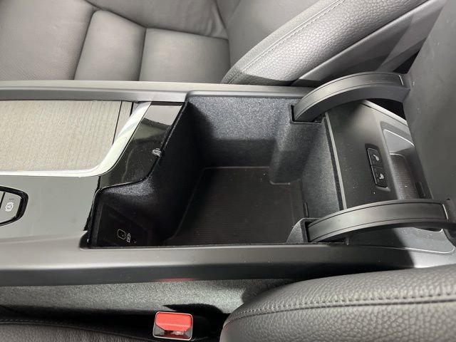 Used 2025 Volvo XC60 B5 Plus image 29