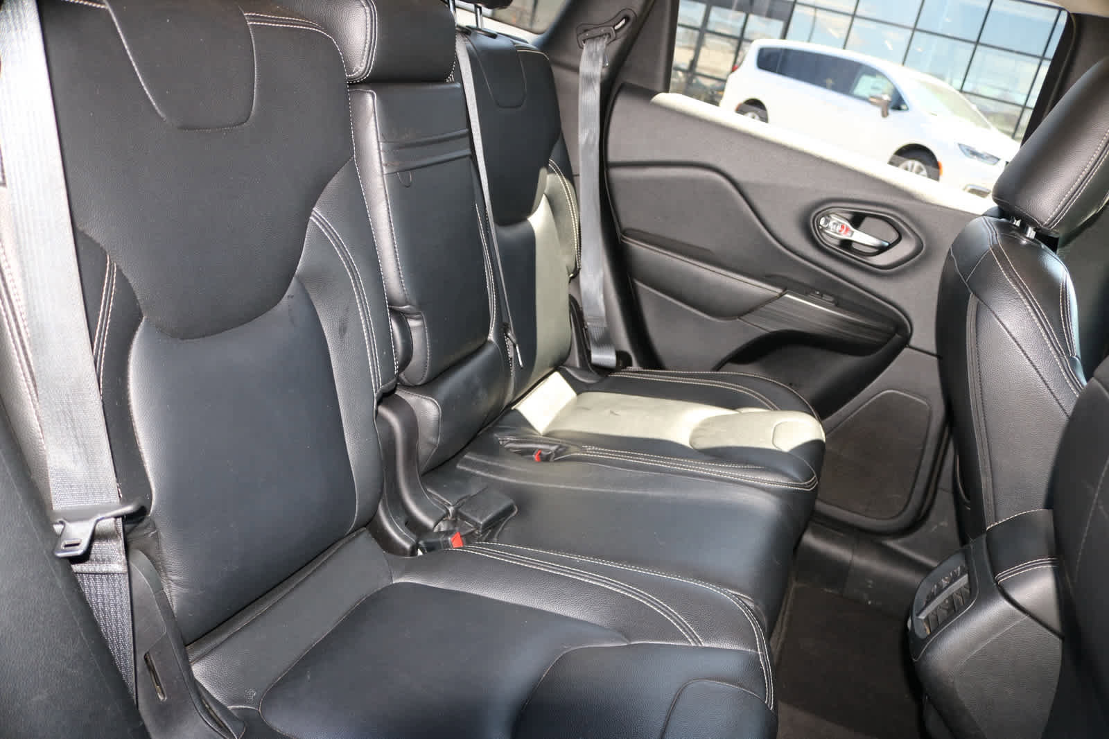 Used 2015 Jeep Cherokee Latitude AWD/4WD image 27