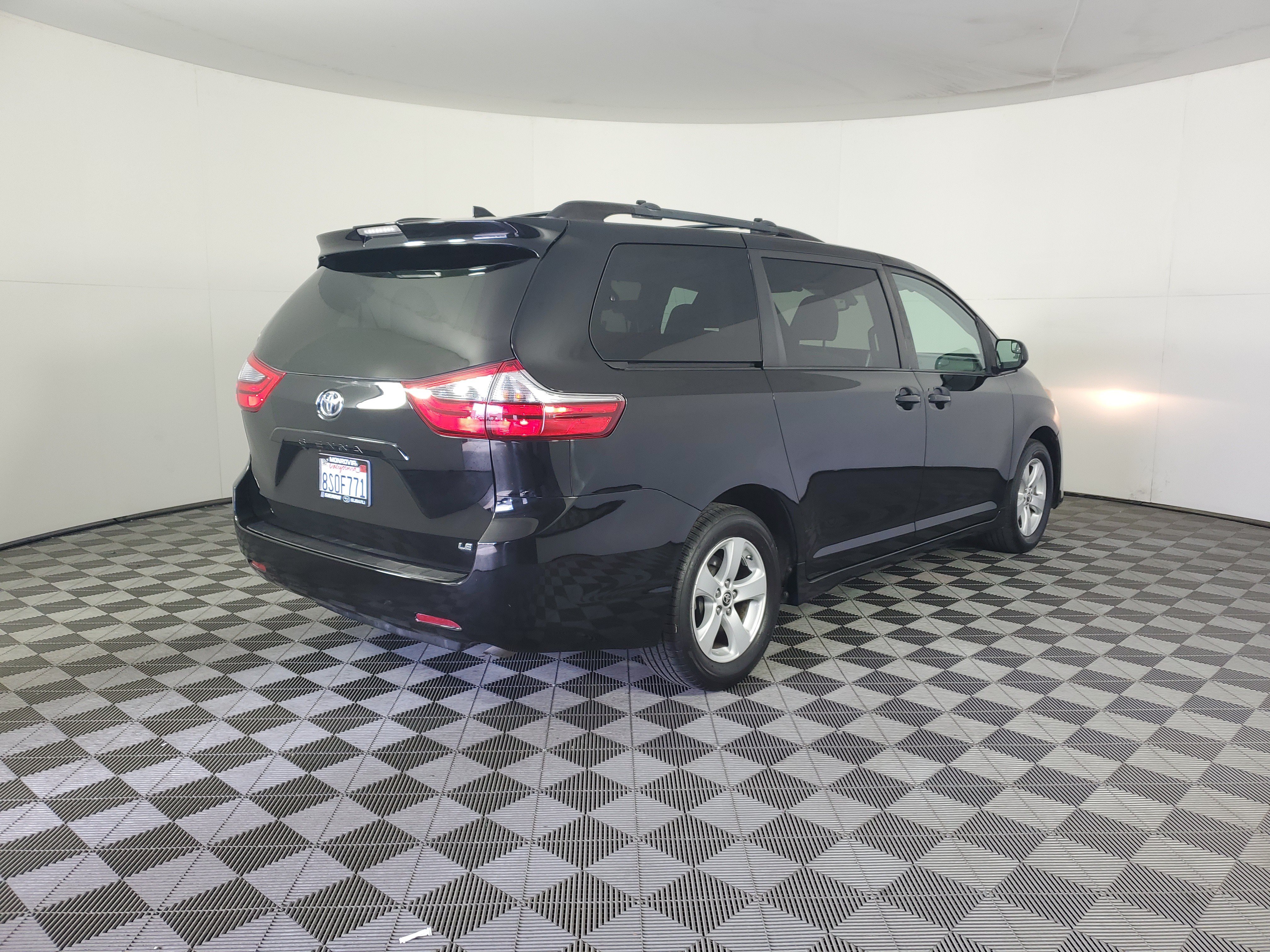 Used 2020 Toyota Sienna LE w/ Carpet Mat Package FWD image 4