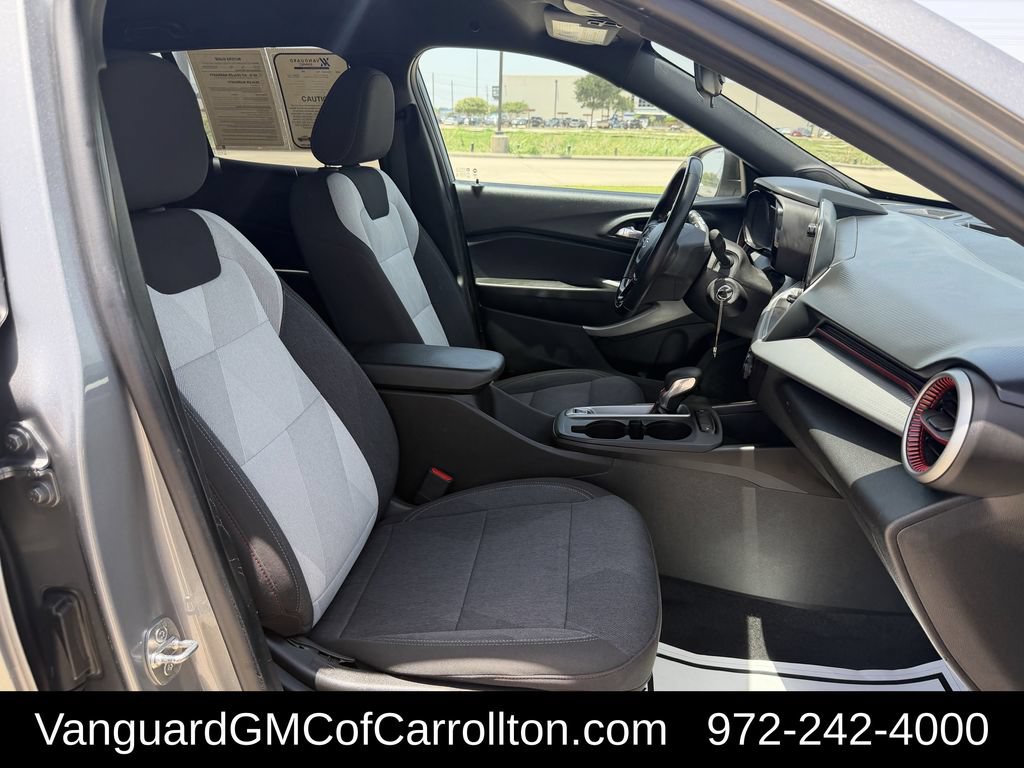 Used 2024 Chevrolet Trax RS FWD image 28