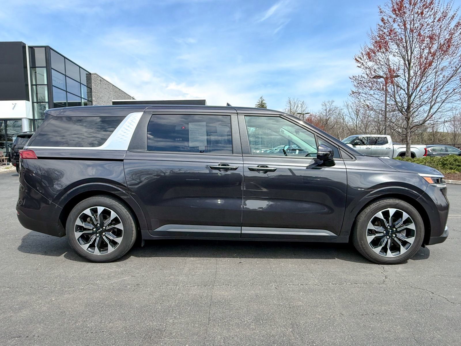 Used 2024 Kia Carnival EX FWD image 4