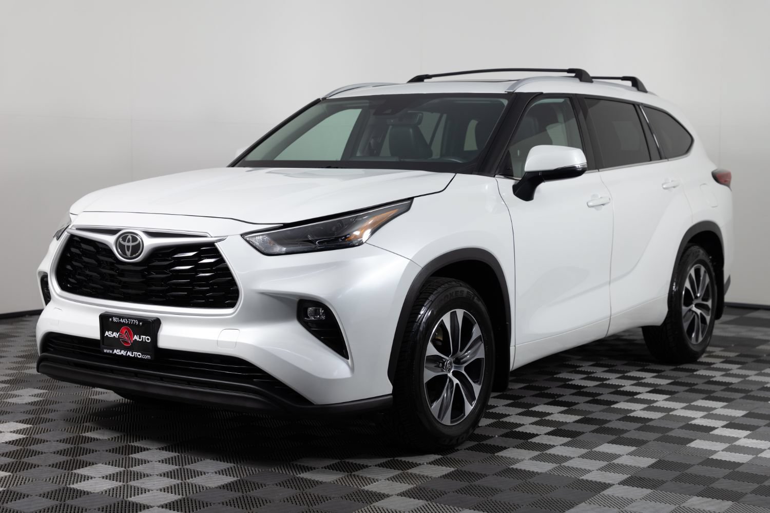Used 2022 Toyota Highlander XLE FWD image 2