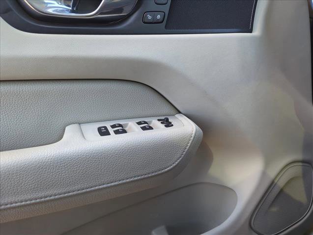 Used 2018 Volvo XC60 T5 Momentum w/ Convenience Package image 29