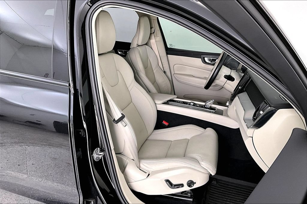 Certified 2024 Volvo XC60 B5 Ultimate w/ Protection Package Premier AWD/4WD image 8