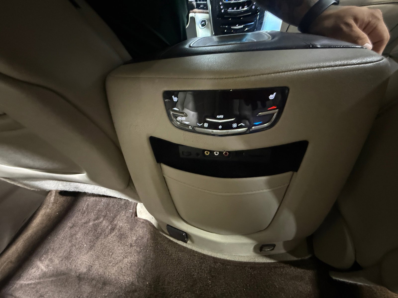 Used 2016 Cadillac Escalade Luxury AWD/4WD image 32
