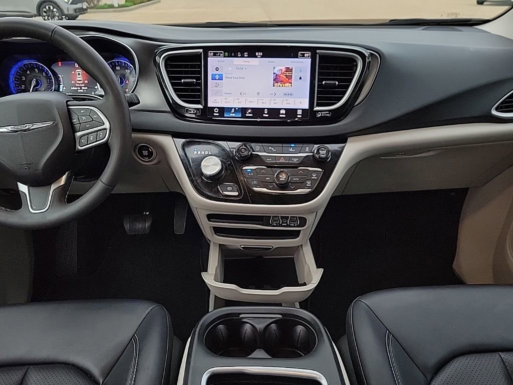 Used 2024 Chrysler Pacifica Touring-L FWD image 11
