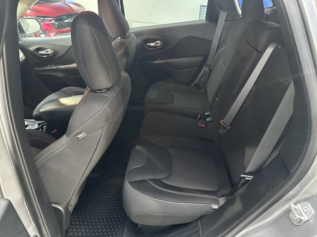 Used 2015 Jeep Cherokee Latitude w/ Comfort/Convenience Group image 18