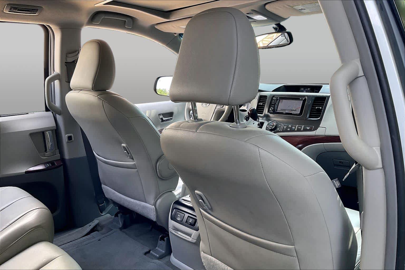Used 2014 Toyota Sienna XLE w/ Entertainment Package FWD image 20