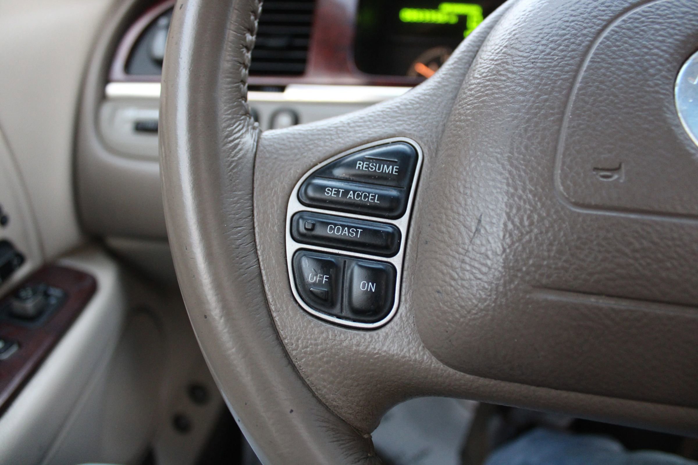 Used 2003 Lincoln Town Car Signature image 9