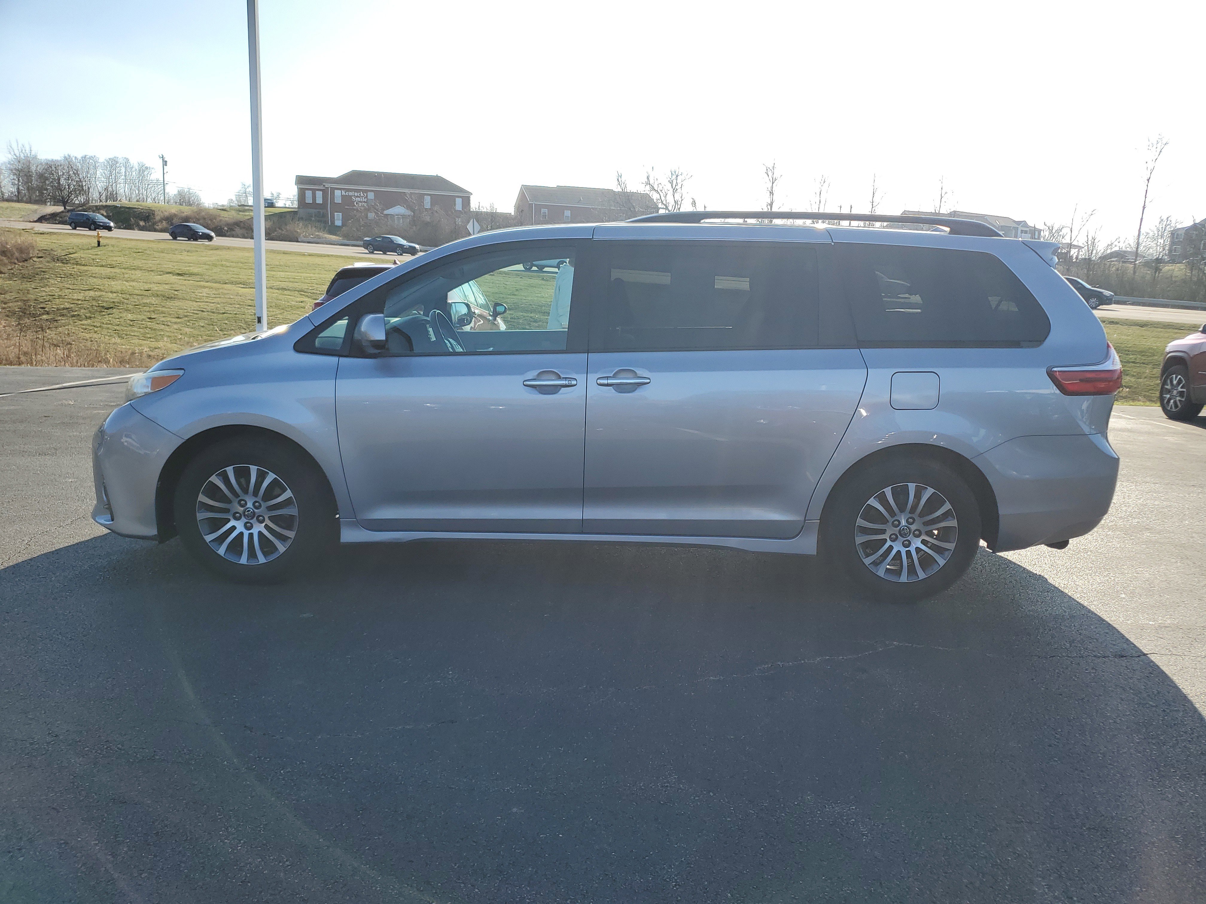 Used 2018 Toyota Sienna XLE image 8