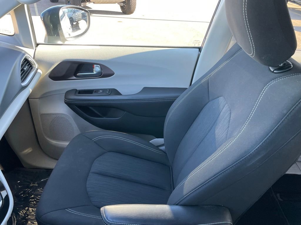 Used 2024 Chrysler Voyager LX image 22