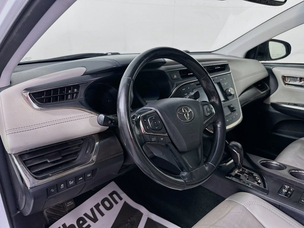 Used 2018 Toyota Avalon Limited image 9
