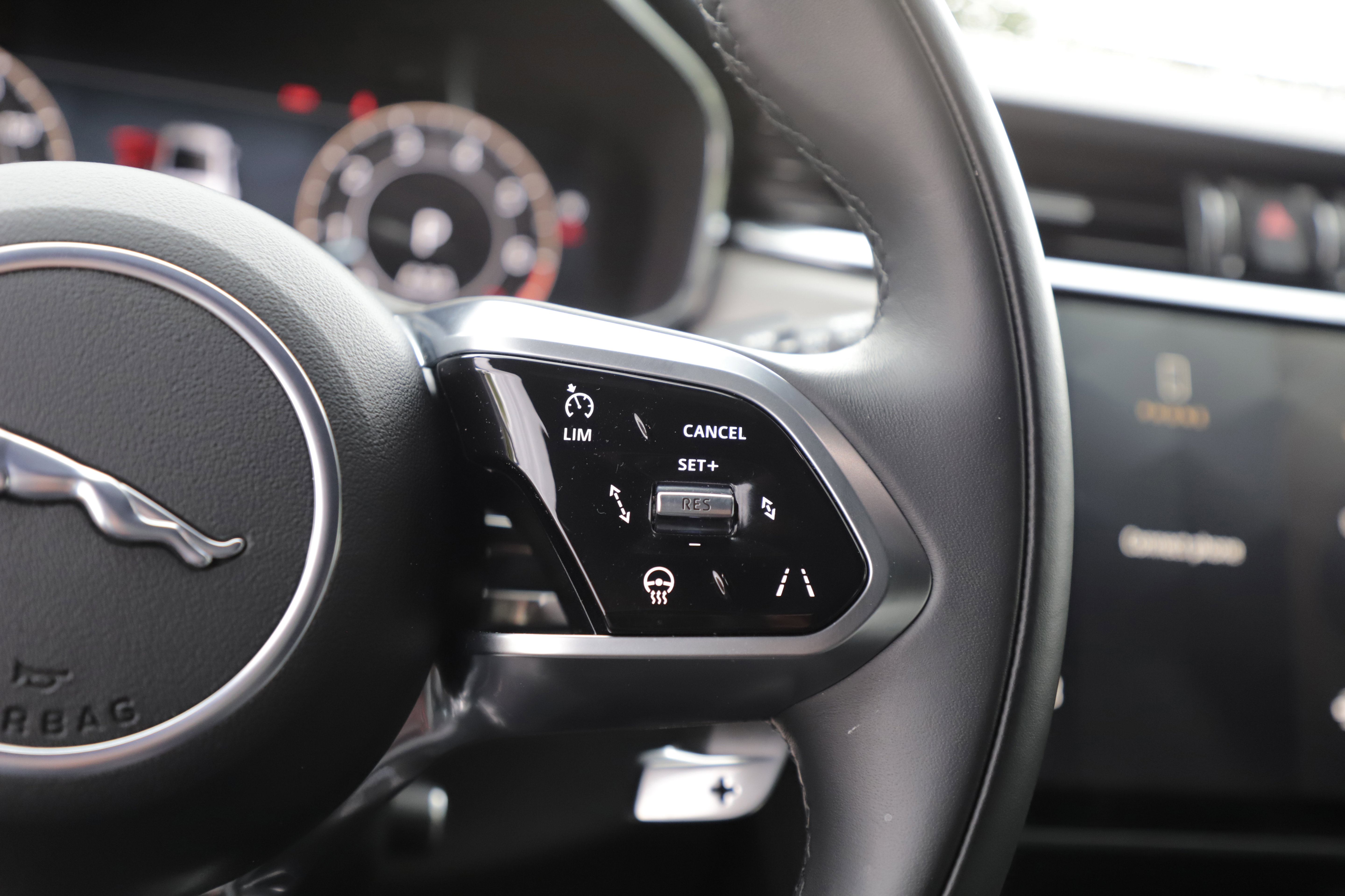 Certified 2025 Jaguar F-PACE R-Dynamic S AWD/4WD image 23