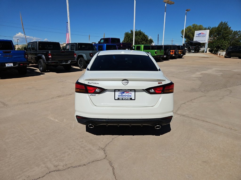 Used 2023 Nissan Altima 2.5 SR w/ SR Premium Package FWD image 3
