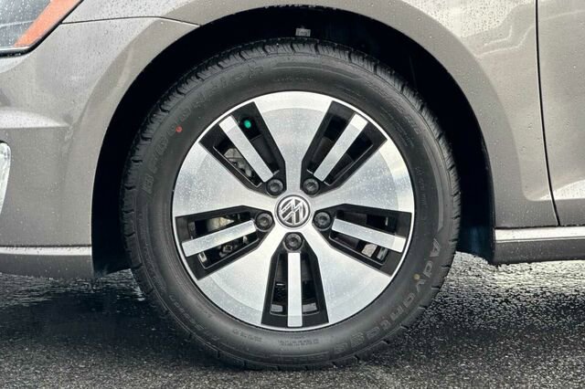 Used 2016 Volkswagen e-Golf SE w/ DC Fast Charging Package image 25